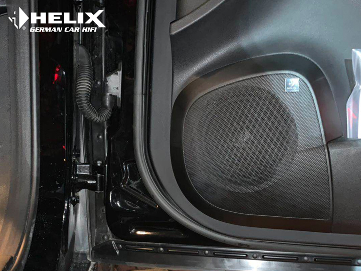 轻松玩转音乐世界！奔驰R400音响升级德国HELIX音响
