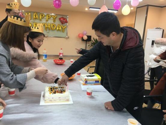 给大家介绍一下,这是我们的“生日会”! 给大家介绍一下,这是我们的“生日会”!