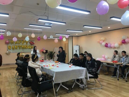 给大家介绍一下,这是我们的“生日会”! 给大家介绍一下,这是我们的“生日会”!