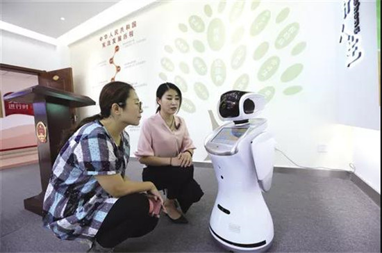 内蒙古：石拐区法治文化体验馆开馆，体验智能VR，与智能机器人互动…