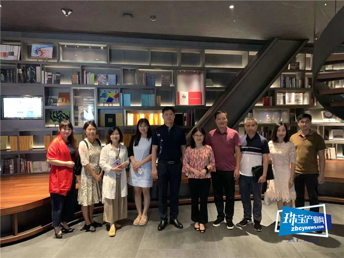 番禺区贸促委主任吴少珊一行考察深圳珠宝产业 番禺区贸促委主任吴少珊一行考察深圳珠宝产业