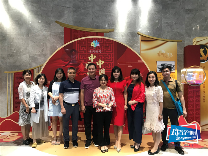 番禺区贸促委主任吴少珊一行考察深圳珠宝产业 番禺区贸促委主任吴少珊一行考察深圳珠宝产业