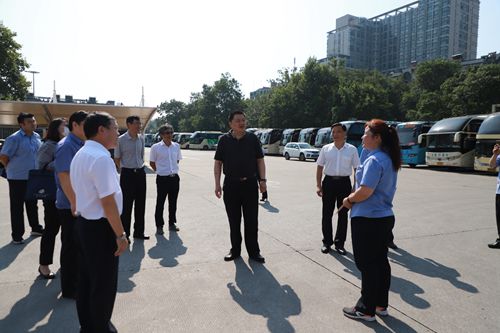 南京市交通運(yùn)輸局副局長吳紅兵帶隊(duì)到長客集團(tuán)慰問一線駕駛員