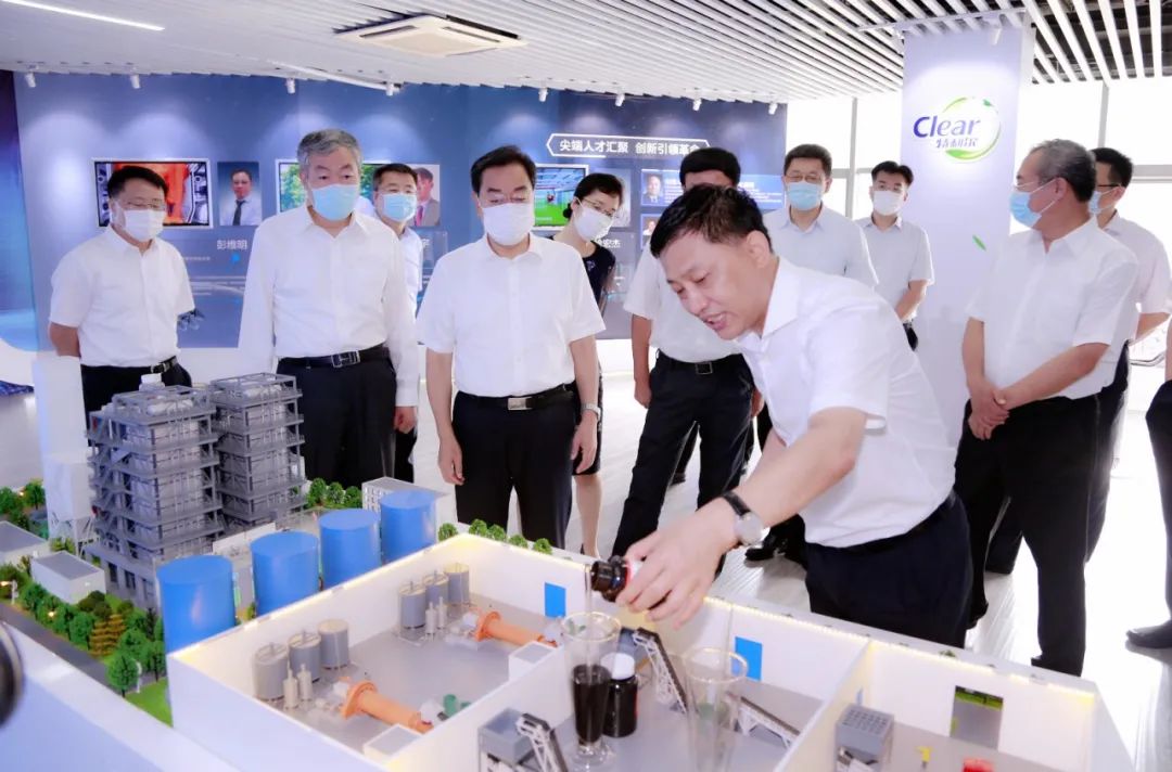 山东省委副书记杨东奇到乐动体育 app苹果调研 山东省委副书记杨东奇到乐动体育 app苹果调研