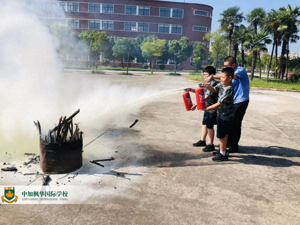 中加枫华国际学校开展军训消防演练活动