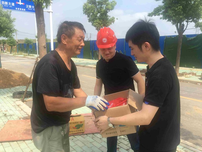 公司赴项目现场为施工队人员送上防暑降温物资