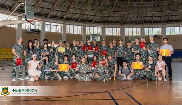 中加枫华国际学校举行军训结业仪式
