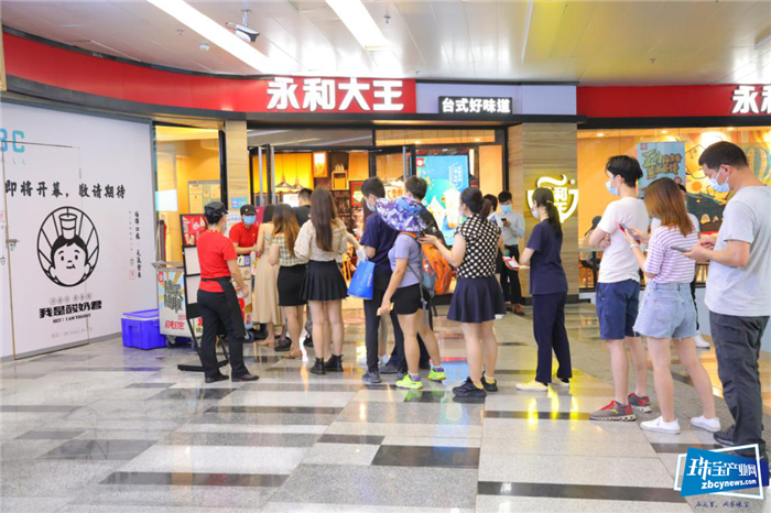 IBC开门迎客 深圳市民排队等候 IBC开门迎客 深圳市民排队等候