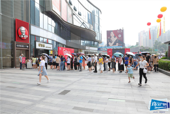 IBC开门迎客 深圳市民排队等候 IBC开门迎客 深圳市民排队等候