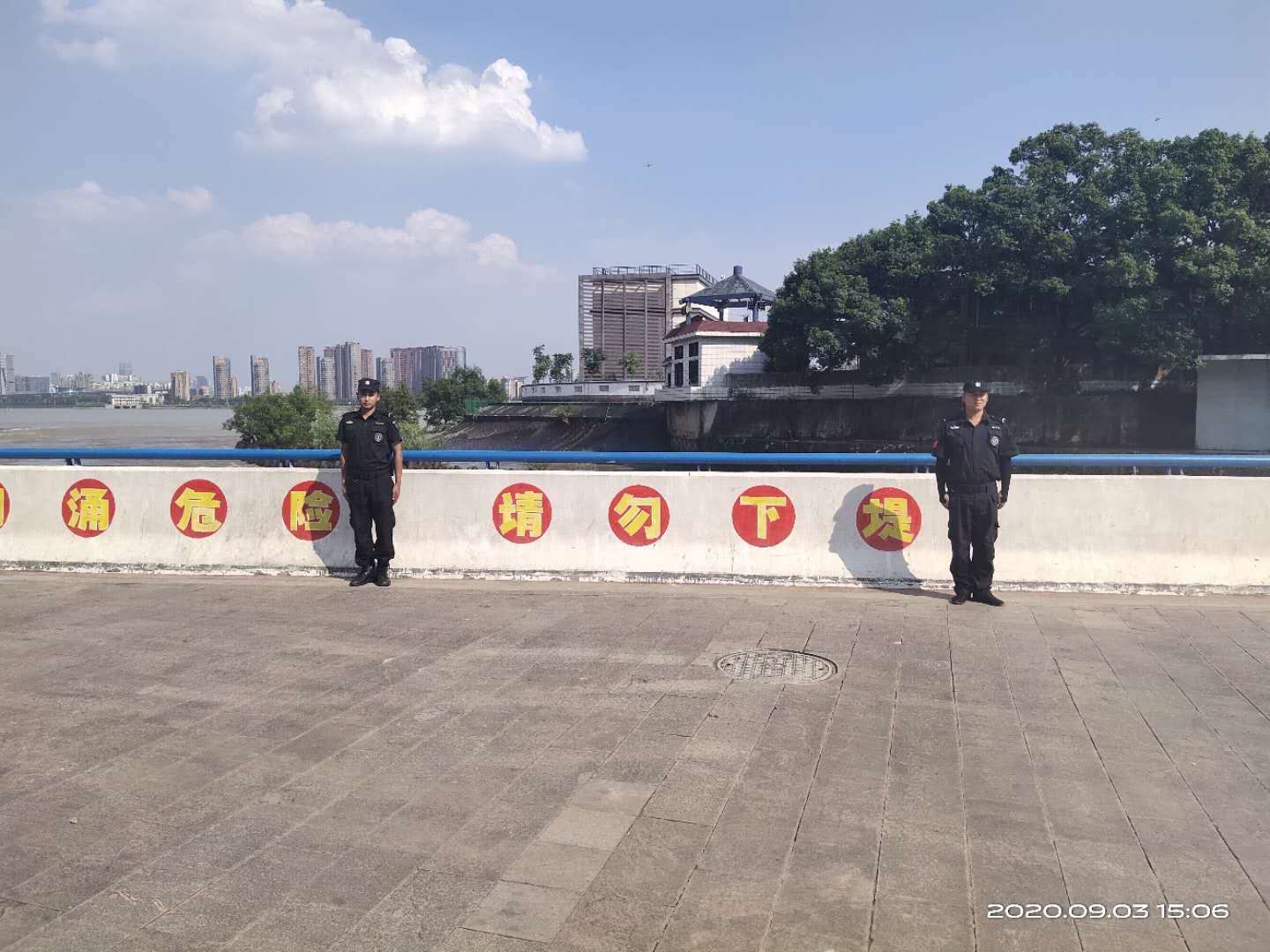 潮水无情人有情,浙江盛安景区巡逻队急救被困钱江大潮男子 潮水无情人有情,浙江盛安景区巡逻队急救被困钱江大潮男子