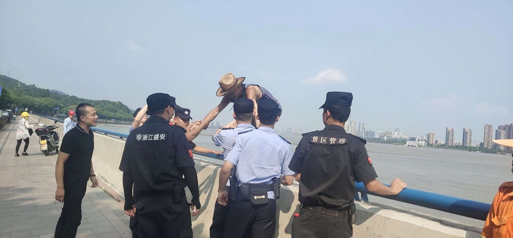 潮水无情人有情,浙江盛安景区巡逻队急救被困钱江大潮男子 潮水无情人有情,浙江盛安景区巡逻队急救被困钱江大潮男子