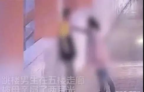 一初三男生被母亲扇打后跳楼身亡:易怒的父母,是孩子一生的悲剧 一初三男生被母亲扇打后跳楼身亡:易怒的父母,是孩子一生的悲剧