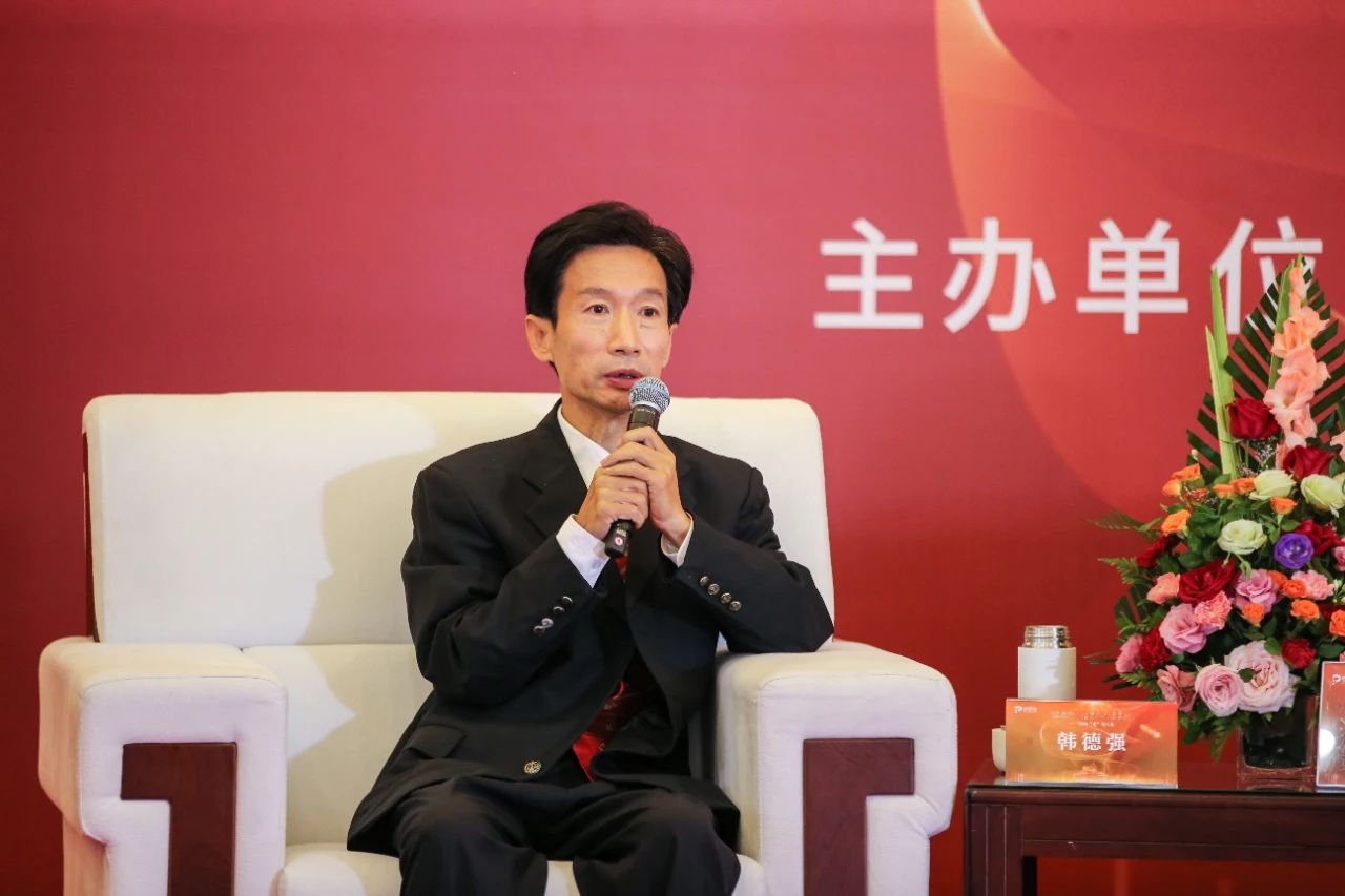 教授加法律人生名家谈震撼开场 “法治三老”齐聚一堂共话人生 
