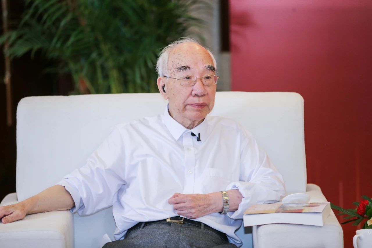 教授加法律人生名家谈震撼开场 “法治三老”齐聚一堂共话人生 教授加法律人生名家谈震撼开场 “法治三老”齐聚一堂共话人生