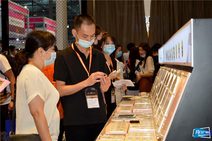 展露独特光芒,跨界融合新品劲击亮相 展露独特光芒,跨界融合新品劲击亮相