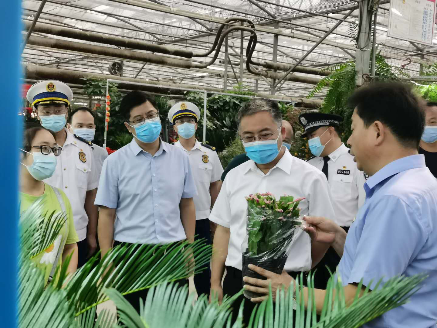 熱烈歡迎張宏偉書記一行蒞臨陳砦花卉市場(chǎng)檢查指導(dǎo)