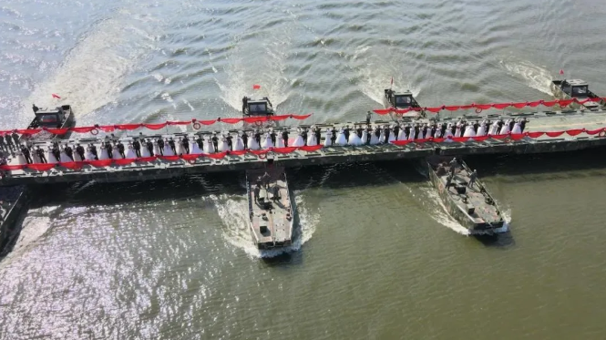 中船应急装备为舟桥兵40对新人搭起浪漫“鹊桥”