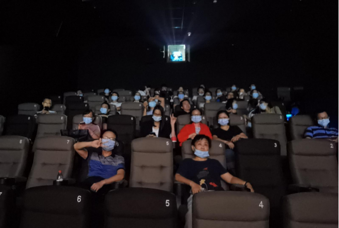 老板请大家看电影啦!!! 老板请大家看电影啦!!!