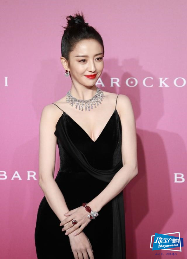 三大女神同场，佟丽娅李小冉王丽坤秀迷人身材，谁能艳压群芳？