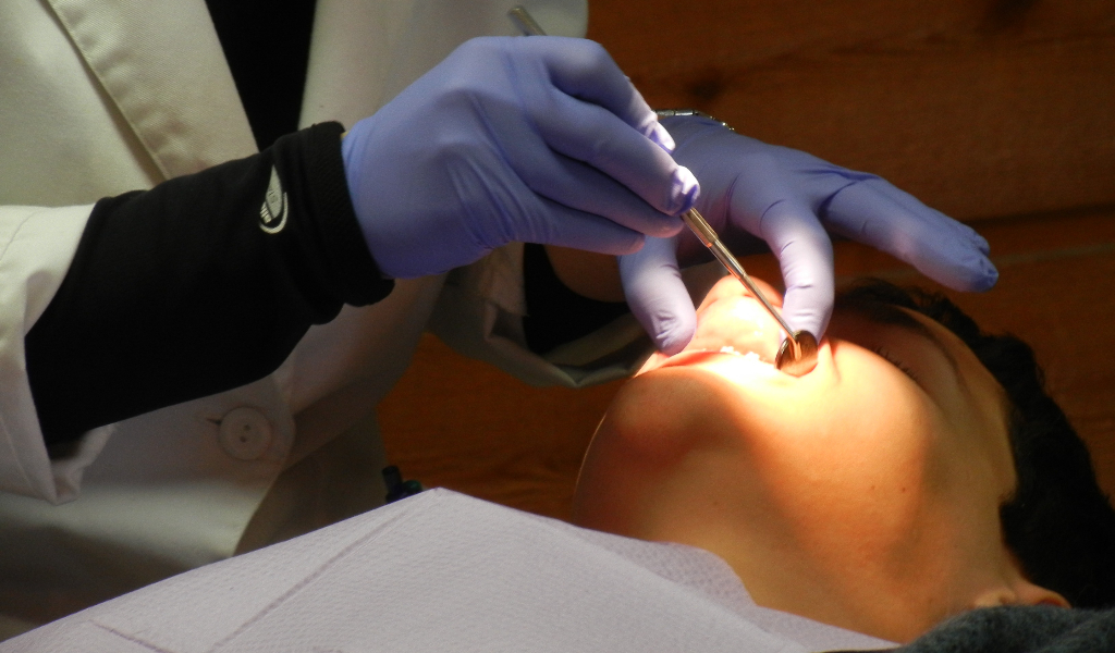 牙齿蛀了一半还能在深圳牙科医院进行补牙吗？