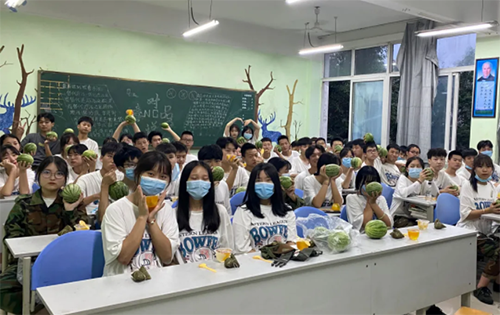 泼一抹墨色 班风脉脉 调几声弦音 文艺悠悠 泼一抹墨色 班风脉脉 调几声弦音 文艺悠悠