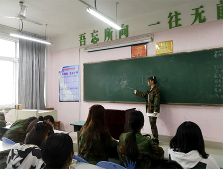 泼一抹墨色 班风脉脉 调几声弦音 文艺悠悠 泼一抹墨色 班风脉脉 调几声弦音 文艺悠悠