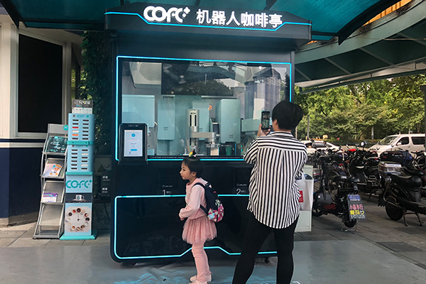 外国人实名羡慕中国黄金周，COFE+机器人咖啡亭引发消费热潮