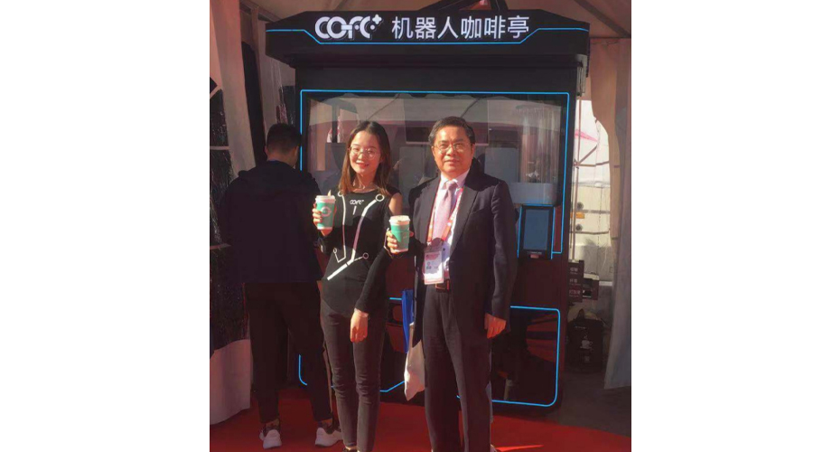 上海市人大副主任肖贵玉视察COFE+机器人咖啡亭进博会展台