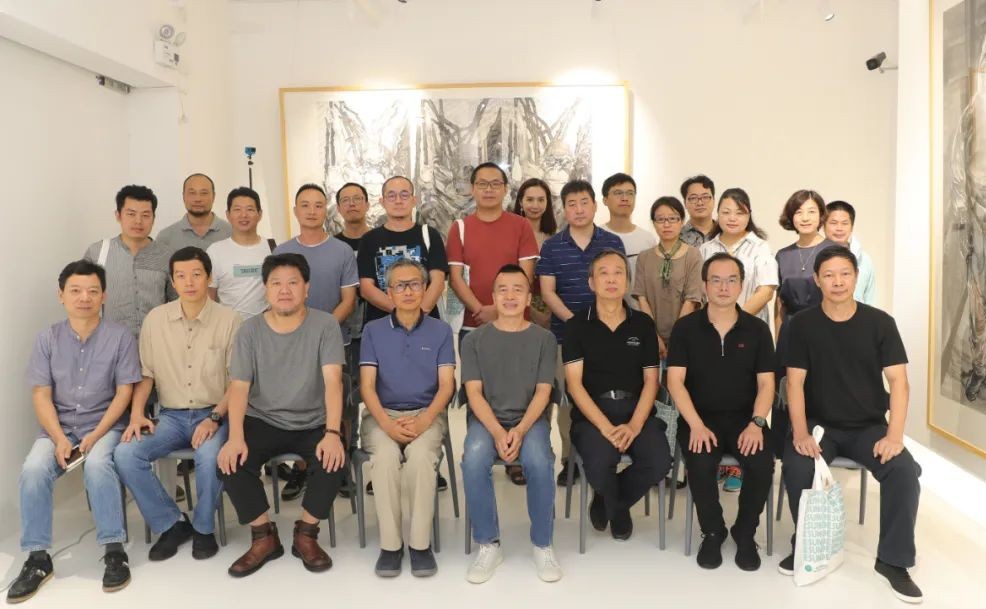 他,埋头艺考28年,桃李满天下,今天才办了自己的个展。 他,埋头艺考28年,桃李满天下,今天才办了自己的个展。