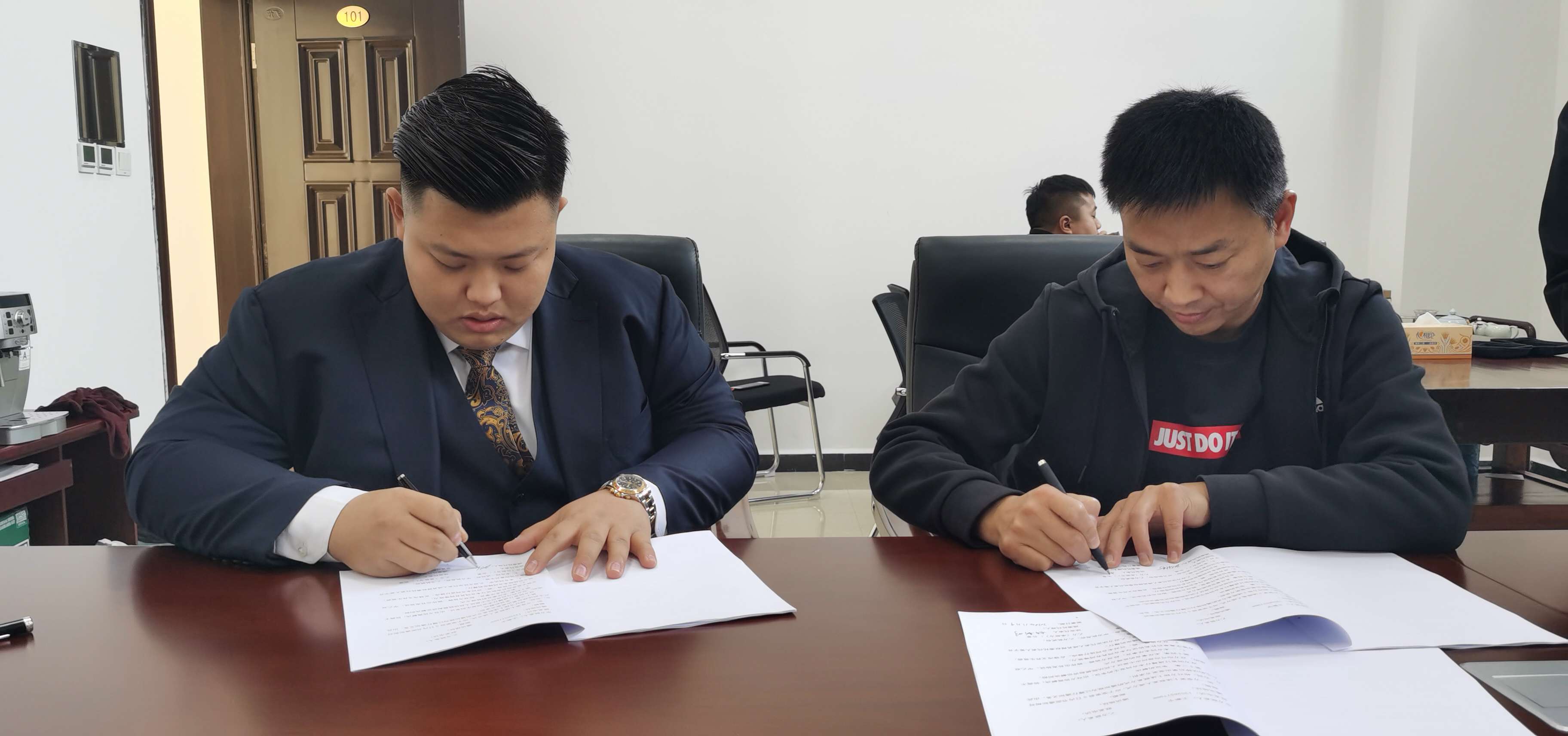 新能源汽车扎堆入驻大中原汽车城!奇瑞新能源正式签约入驻! 新能源汽车扎堆入驻大中原汽车城!奇瑞新能源正式签约入驻!