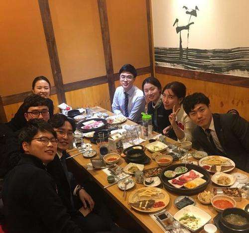 公司聚餐时玩什么游戏比较好? 公司聚餐时玩什么游戏比较好?
