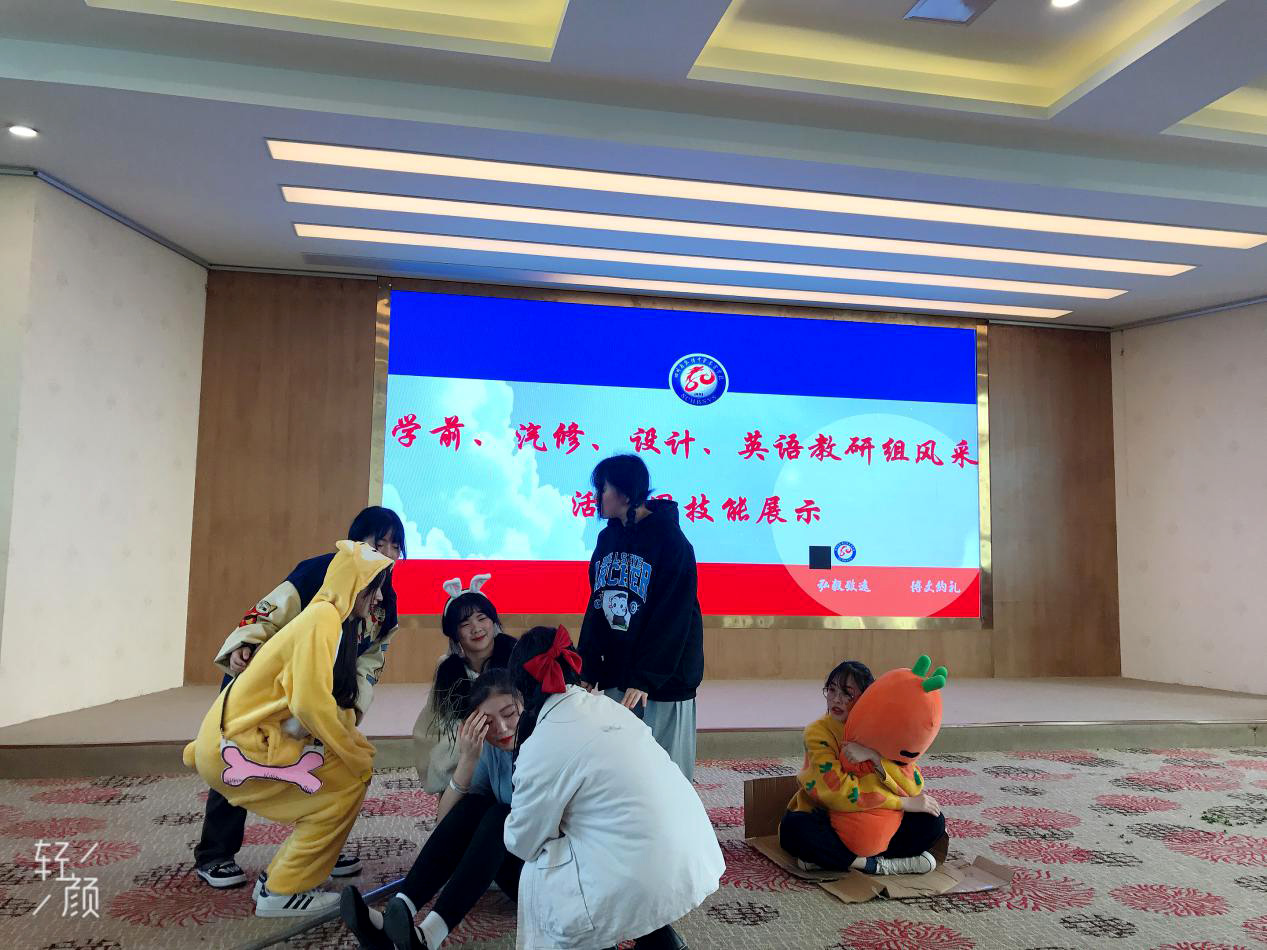 英语小舞台 学生呈异彩 英语小舞台 学生呈异彩