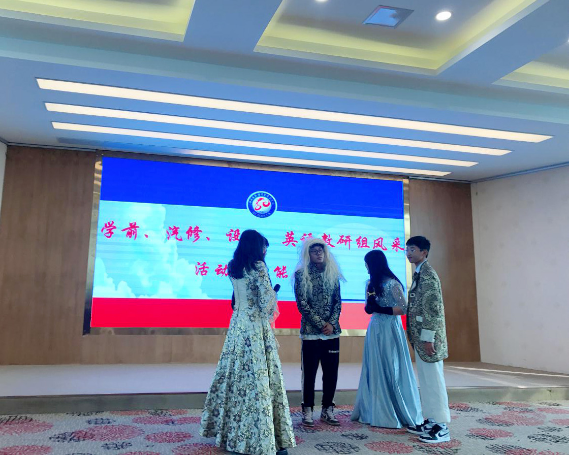 英语小舞台 学生呈异彩 英语小舞台 学生呈异彩