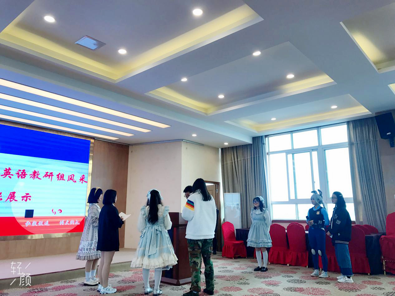 英语小舞台 学生呈异彩 英语小舞台 学生呈异彩