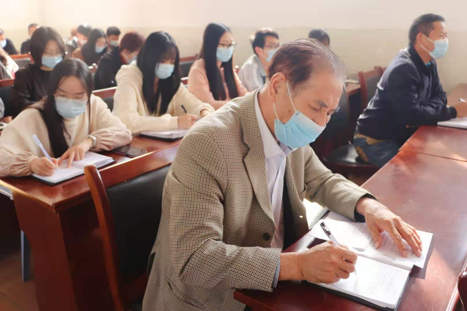 我院组织党员干部及广大师生 学习贯彻党的十九届五中全会精神 我院组织党员干部及广大师生 学习贯彻党的十九届五中全会精神