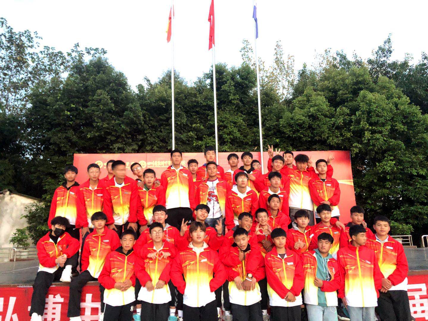 鹰击长空 谁与争锋 鹰击长空 谁与争锋