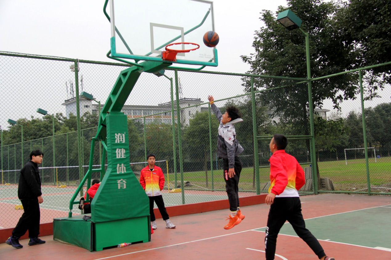 鹰击长空 谁与争锋 鹰击长空 谁与争锋