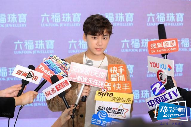 六福珠宝全球代言人李易峰化身“钻石体验官”开启爱的放闪时刻 六福珠宝全球代言人李易峰化身“钻石体验官”开启爱的放闪时刻