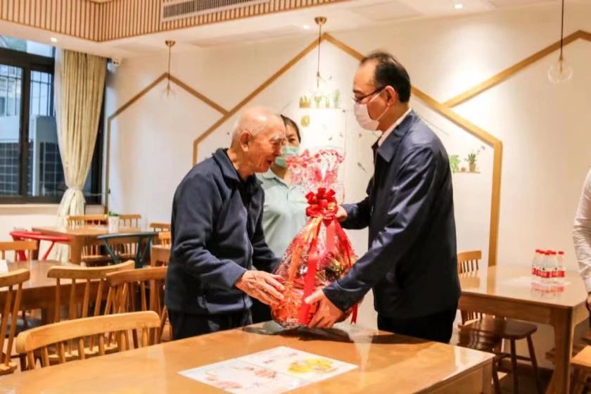 国寿健投公司党委书记、总裁孔德昌一行赴深圳社区养老项目调研