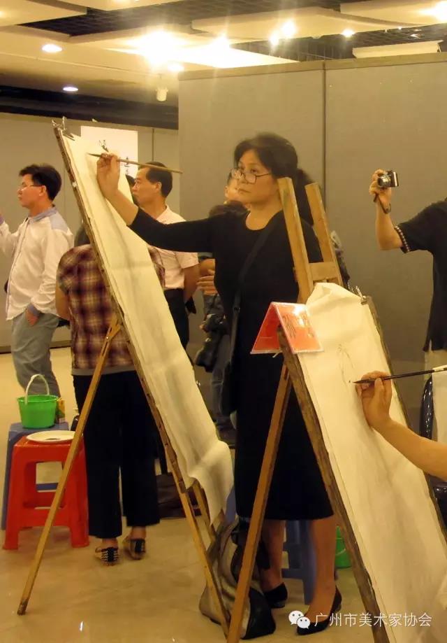 广州市美协人物画艺委会为环卫工作者送慰问、画肖像 广州市美协人物画艺委会为环卫工作者送慰问、画肖像