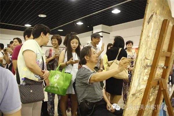 敬业奉献 大爱无边——陈永忠院长参加广州市美协人物画艺委会画家绘画“白衣天使” 敬业奉献 大爱无边——陈永忠院长参加广州市美协人物画艺委会画家绘画“白衣天使”