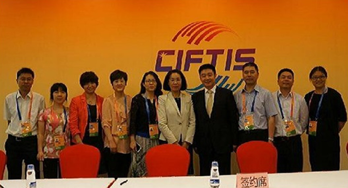 五和博澳与中国医学科学院药物所就高端创新制剂再度合作，双方在2013年第二届京交会上举行签约仪式
