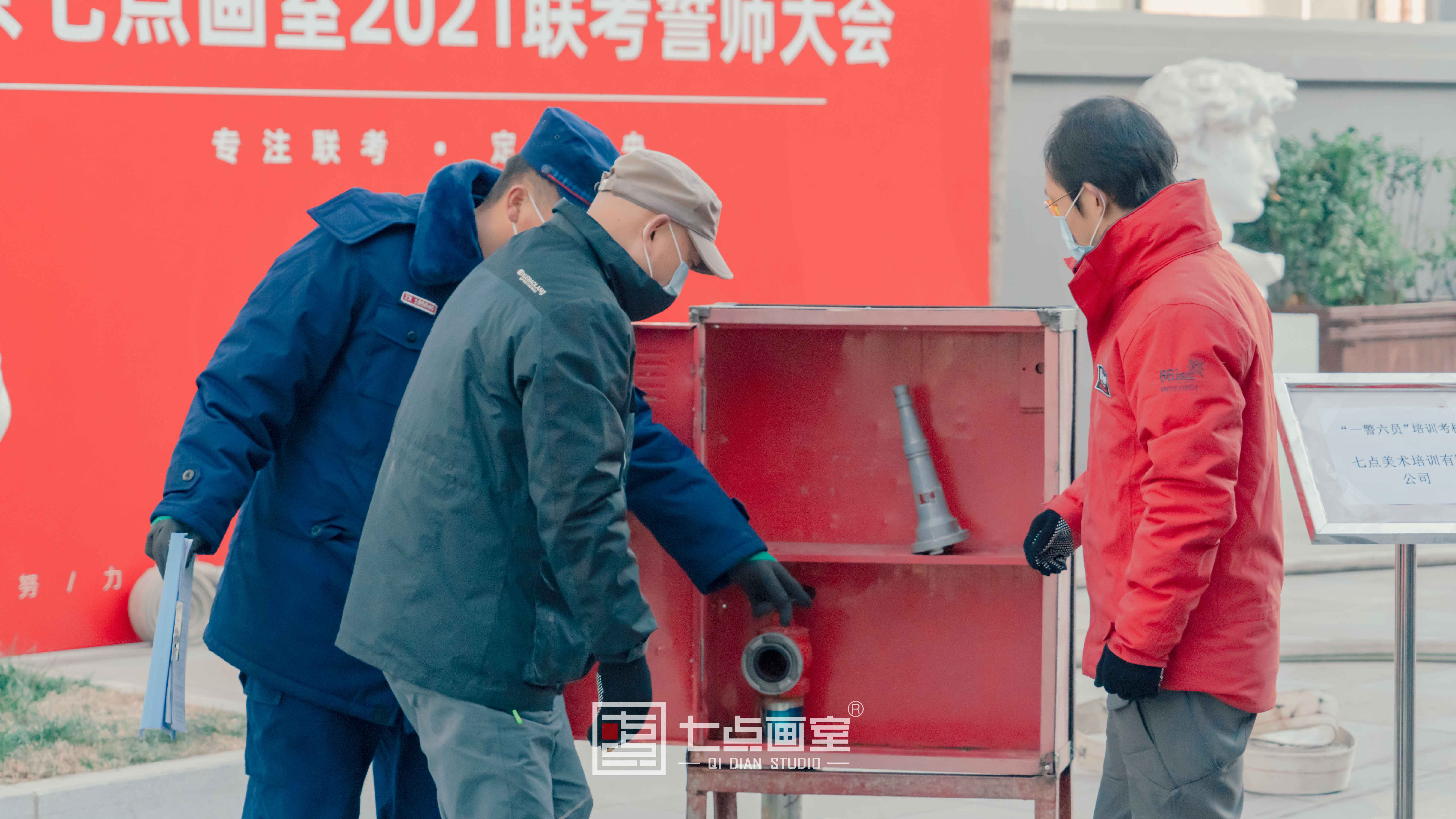防患于未“燃丨七点画室“一警六员”消防实训 防患于未“燃丨七点画室“一警六员”消防实训