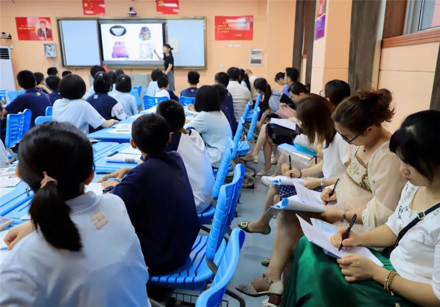 第二堂课是由胡建良中学美术名师工作室成员—花明楼中学卢玉立老师