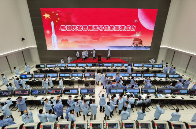 嫦娥五号返回器携带月球样品安全着陆 中国探月工程“绕、落、回”三步走规划如期完成 习近平致电代表党中央、国务院和中央军委祝贺探月工程嫦娥五号任务取得圆满成功 嫦娥五号返回器携带月球样品安全着陆 中国探月工程“绕、落、回”三步走规划如期完成 习近平致电代表党中央、国务院和中央军委祝贺探月工程嫦娥五号任务取得圆满成功