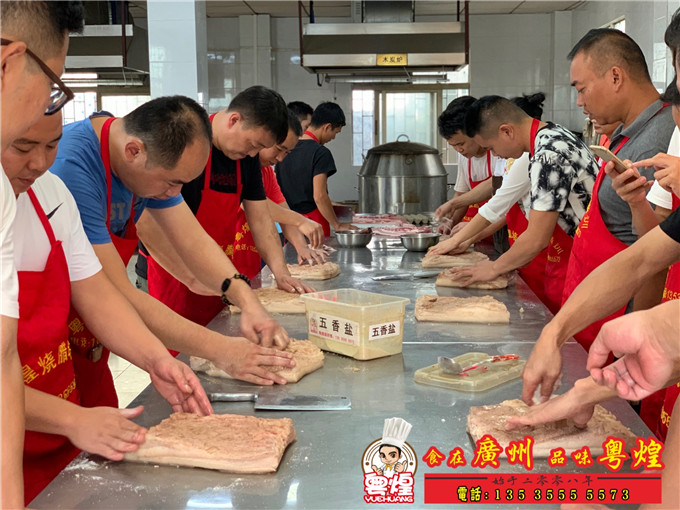 2020.10.16澳门烧肉培训 新市烧肉制作  学员正在认真听讲