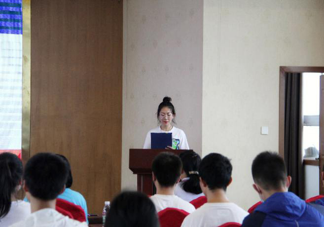 热烈祝贺我校邓雅文、李立益两名同学荣获 2019-2020学年中职国家奖学金 热烈祝贺我校邓雅文、李立益两名同学荣获 2019-2020学年中职国家奖学金