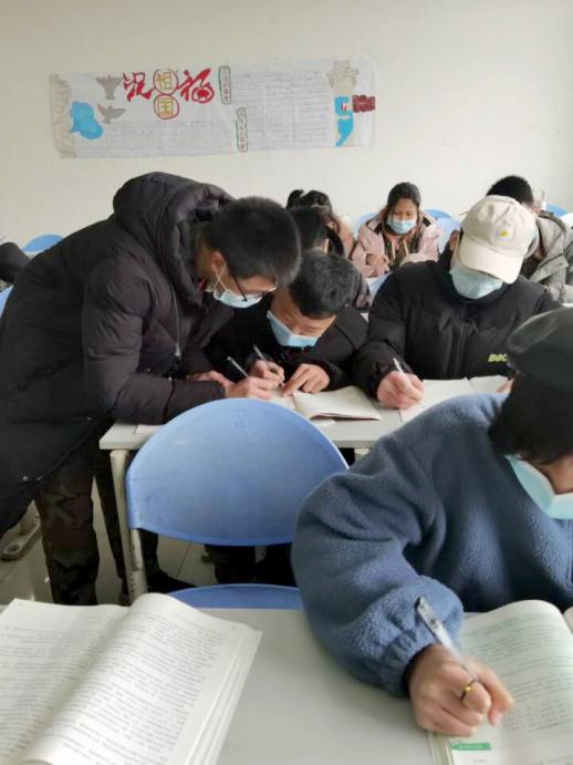热烈祝贺我校邓雅文、李立益两名同学荣获 2019-2020学年中职国家奖学金 热烈祝贺我校邓雅文、李立益两名同学荣获 2019-2020学年中职国家奖学金