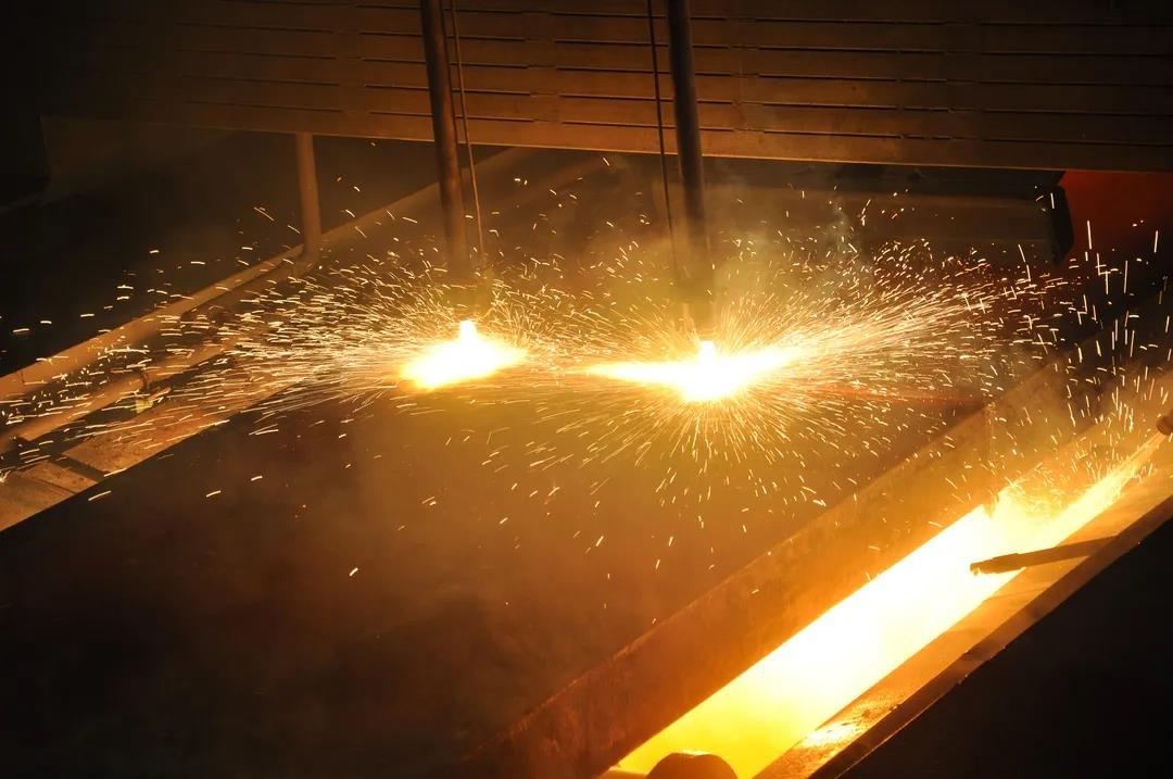 广青科技炼钢厂Ⅱ期板坯连铸实现浇铸两万米 取得新突破