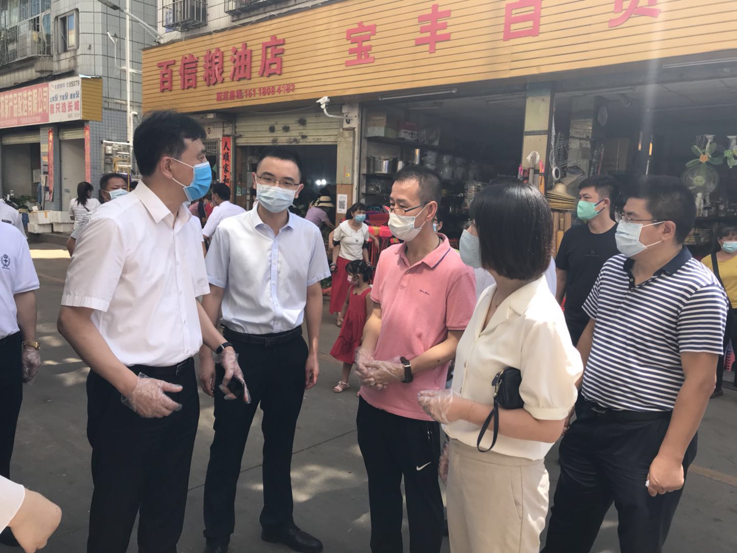 龙华建设总经理刘晓迎带队检查市场防疫工作